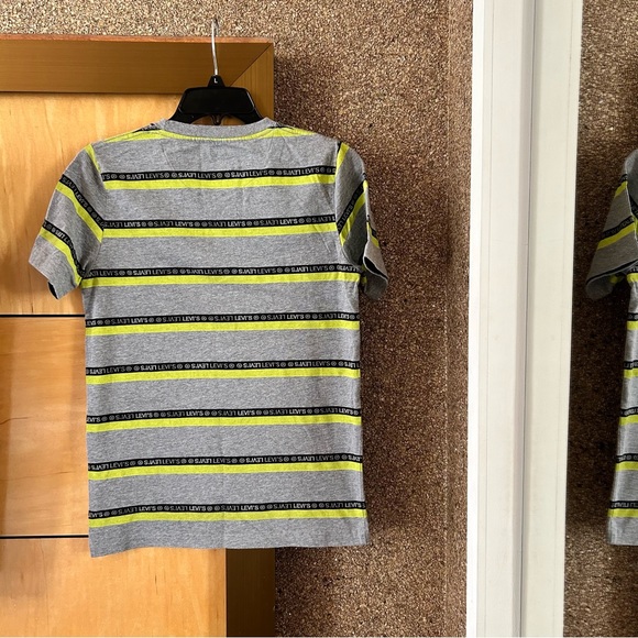 Levi’s boys gray short sleeve with logo - Picture 2 of 5